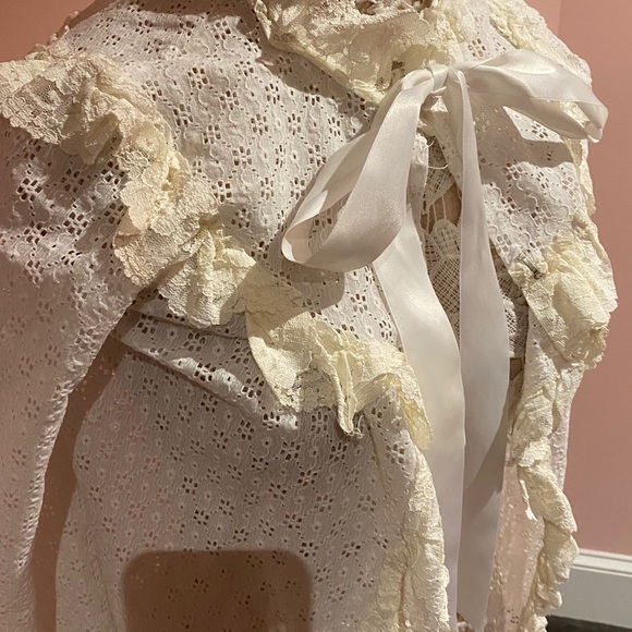 SOLD Vintage 60s lace eyelet bathrobe - Picture 3 of 4